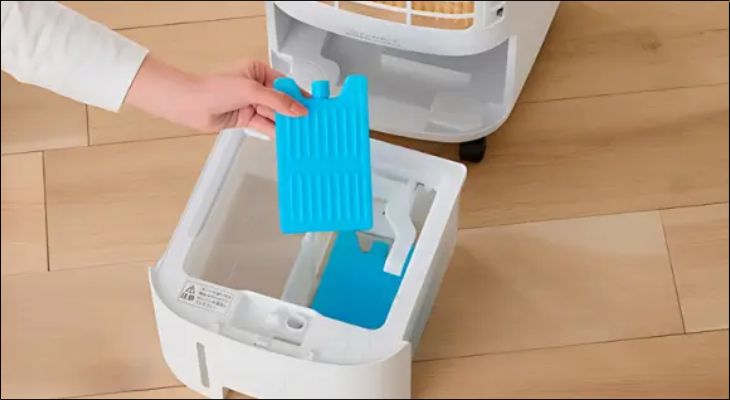 Trước khi cho đá gel vào, hãy đổ nước lạnh vào bình chứa của quạt Trước khi cho đá gel vào, hãy đổ nước lạnh vào bình chứa của quạt
