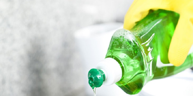 Vì đa phần son đều có dầu, nước rửa chén sẽ là trợ thủ đắc lực cho bạn Vì đa phần son đều có dầu, nước rửa chén sẽ là trợ thủ đắc lực cho bạn