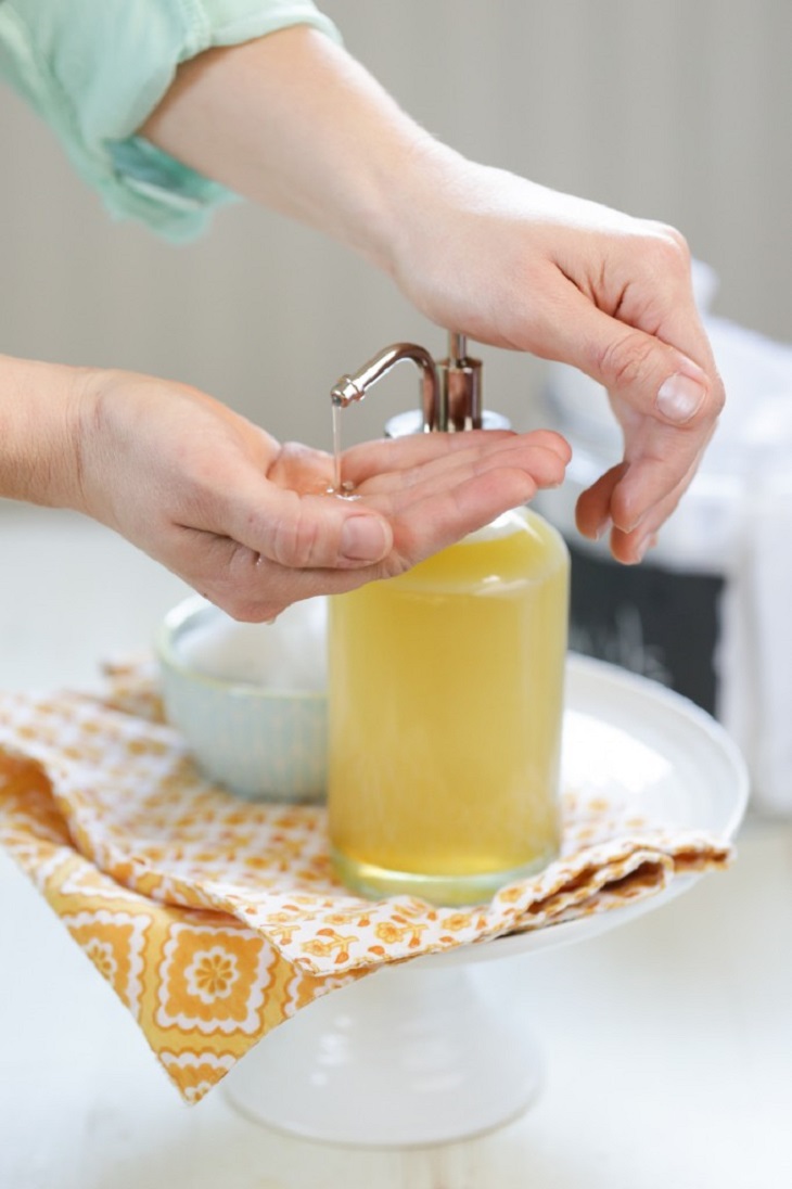 Một trong những chất có thể xóa được vết son nữa là sữa rửa mặt Một trong những chất có thể xóa được vết son nữa là sữa rửa mặt