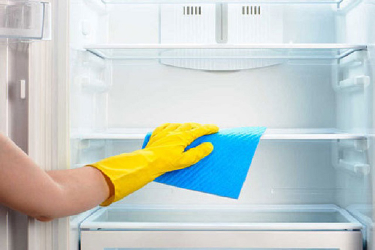 Vệ sinh các tấm kính, các khay đựng Ax88com rất nhiều ưu đãi.