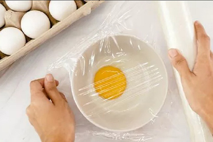 Luộc trứng bằng lò vi sóng đập bỏ vỏ trứng Luộc trứng bằng lò vi sóng đập bỏ vỏ trứng