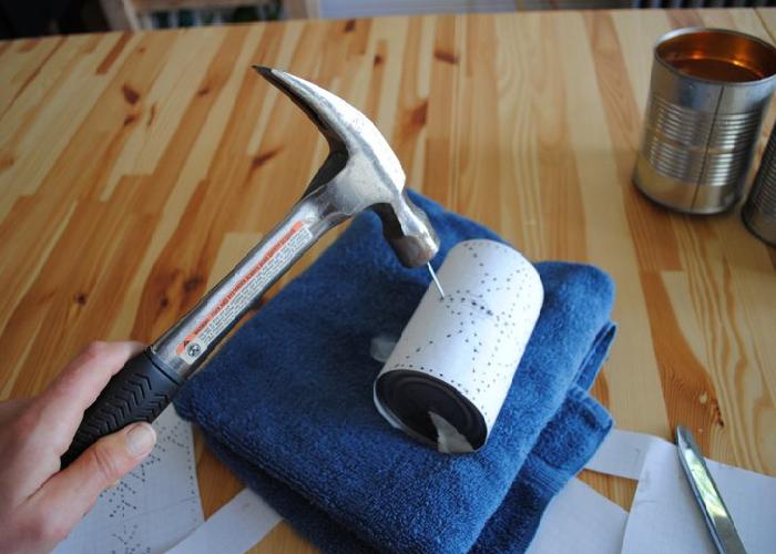 Nên lót một miếng khăn phía dưới cho chiếc lon không bị biến dạng Nên lót một miếng khăn phía dưới cho chiếc lon không bị biến dạng