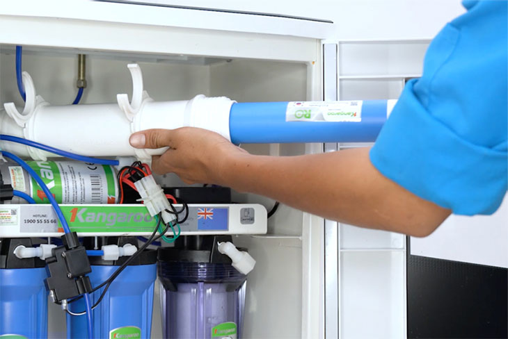 Lõi lọc bị tắc nghẽn cùng với sự đàn hồi của gioăng cao su giảm Thay mới lõi lọc nước