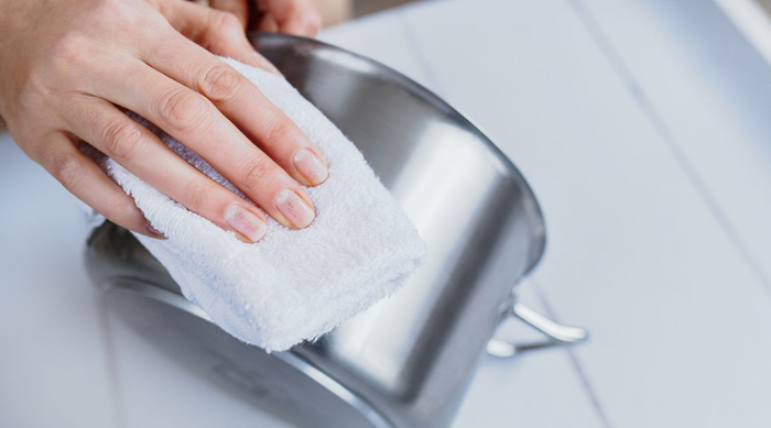 3 Bí Quyết Loại Bỏ Nhãn Mác Trên Nồi Inox Mới Mua Không Cần Dùng Hóa Chất