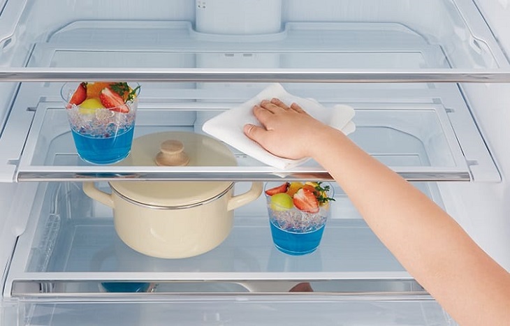 Rút điện, mở tủ lạnh cho tuyết tan chảy bớt và vệ sinh tủ lạnh một lần Rút điện, mở tủ lạnh cho tuyết tan chảy bớt và vệ sinh tủ lạnh một lần