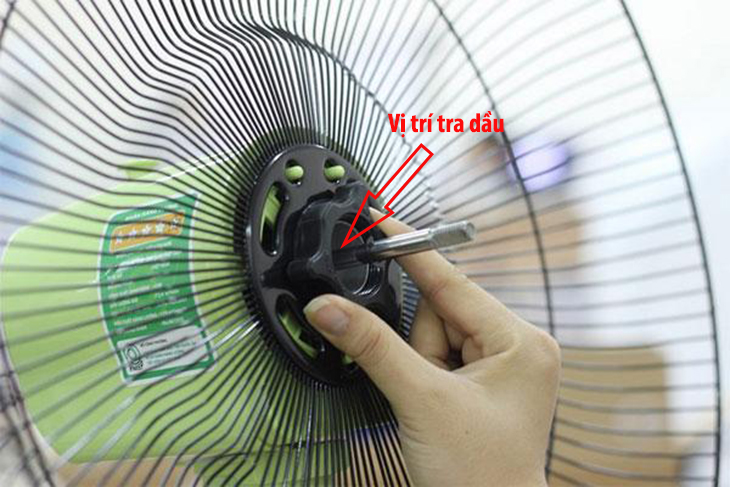 Hãy cho khoảng 3 - 4 giọt dầu vào vị trí cần tra trên quạt Hãy cho khoảng 3 - 4 giọt dầu vào vị trí cần tra trên quạt