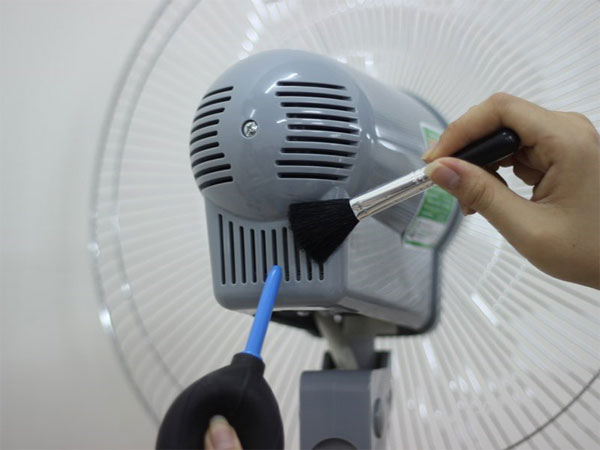 Vệ sinh trên khe tản nhiệt Vệ sinh trên khe tản nhiệt