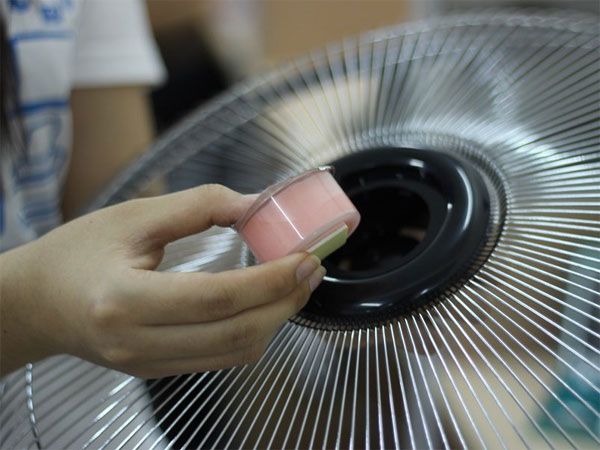 Lấy sáp thơm mới cho vào Lấy sáp thơm mới cho vào