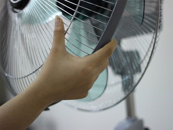 Kéo nhẹ vào khung viền của quạt Kéo nhẹ vào khung viền của quạt
