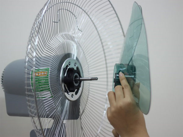 Tháo cánh quạt ra ngoài Tháo cánh quạt ra ngoài