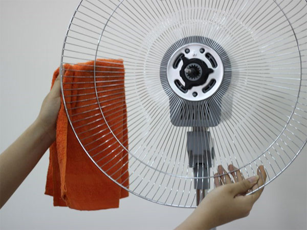 Lau sạch quạt trên lồng sau Lau sạch quạt trên lồng sau