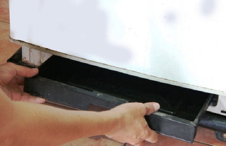 Khay hứng nước thải tủ lạnh lâu ngày không vệ sinh sẽ tạo ra mùi hôi Khay hứng nước thải tủ lạnh lâu ngày không vệ sinh sẽ tạo ra mùi hôi