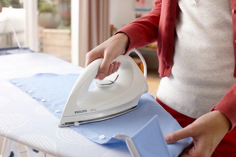 sử dụng bàn là để tẩy vết kẹo cao su sử dụng bàn là để tẩy vết kẹo cao su