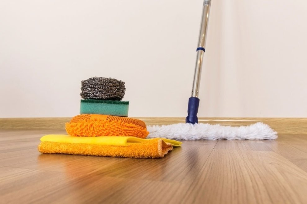 10 cách lau nhà sạch bóng, vệ sinh sàn nhà nhanh gọn đón Tết