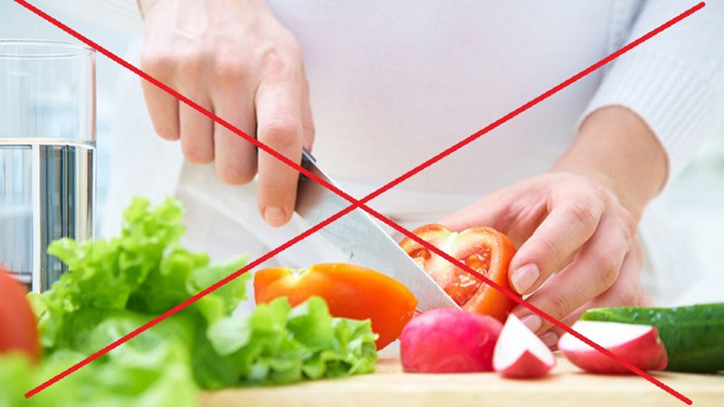 Tránh cắt nhỏ và rửa rau trước khi cho vào tủ lạnh Tránh cắt nhỏ và rửa rau trước khi cho vào tủ lạnh