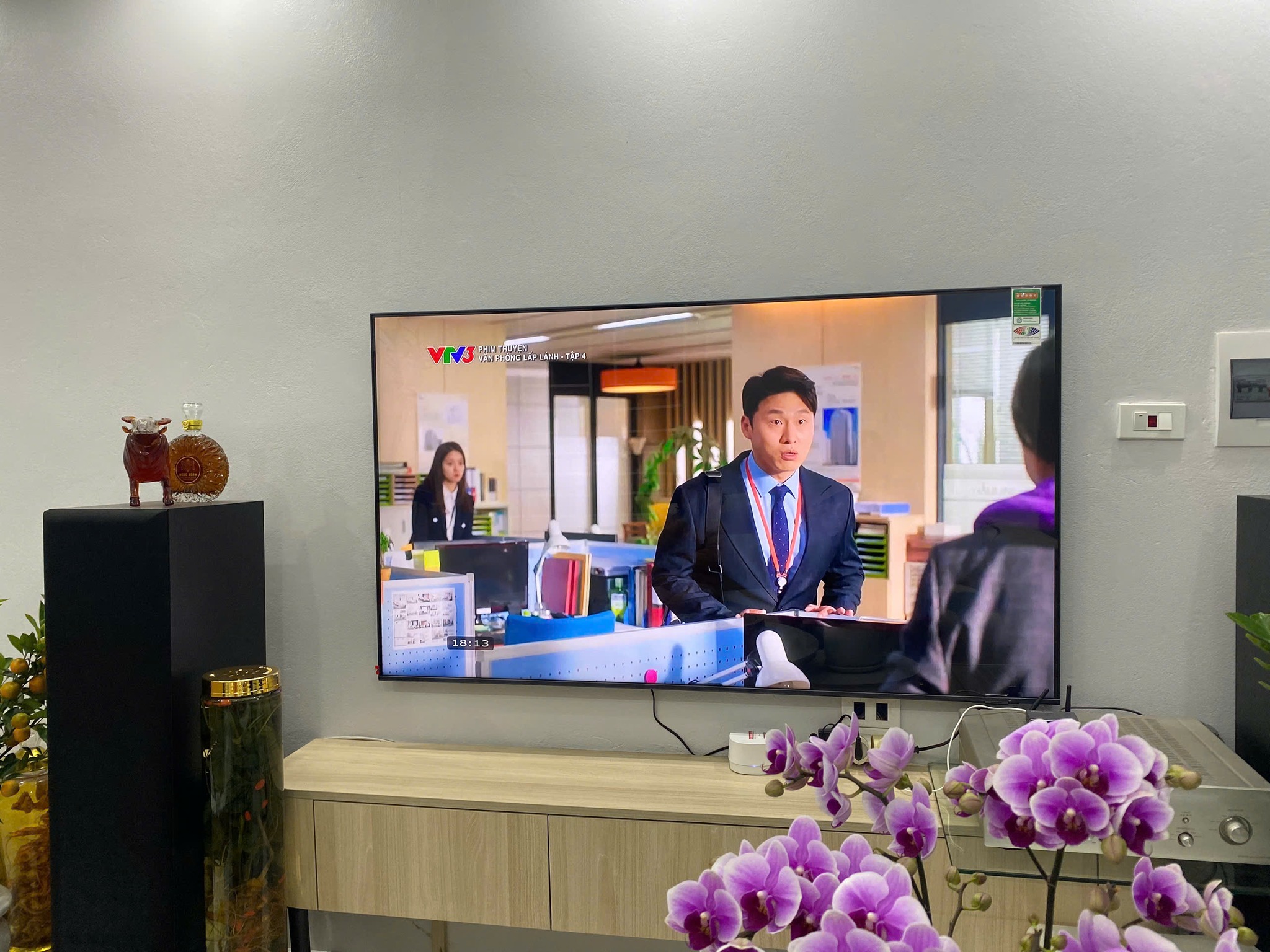 Thiết kế hoàn toàn mới và kích thước khủng 65 inch Thiết kế hoàn toàn mới và kích thước khủng 65 inch