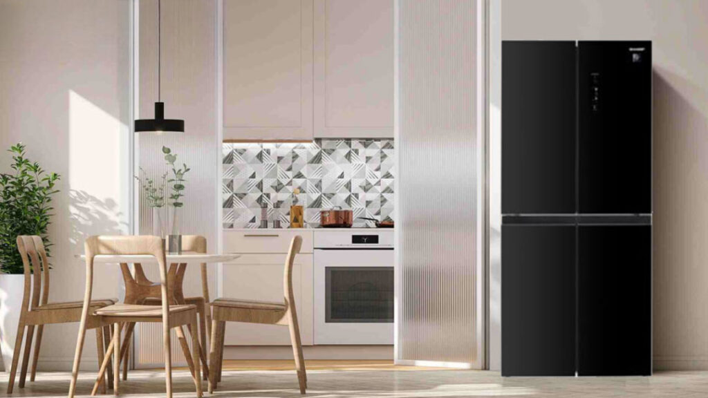 Thiết kế 4 cửa mở với màn hình cảm ứng ngoài