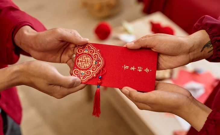 Lì xì mang ý nghĩa cầu chúc tài lộc, bình an và may mắn Lì xì mang ý nghĩa cầu chúc tài lộc, bình an và may mắn