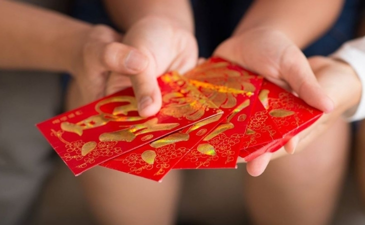 Vào đầu năm, mọi người thường lì xì nhau để cùng nhau lấy hên cho năm mới Vào đầu năm, mọi người thường lì xì nhau để cùng nhau lấy hên cho năm mới