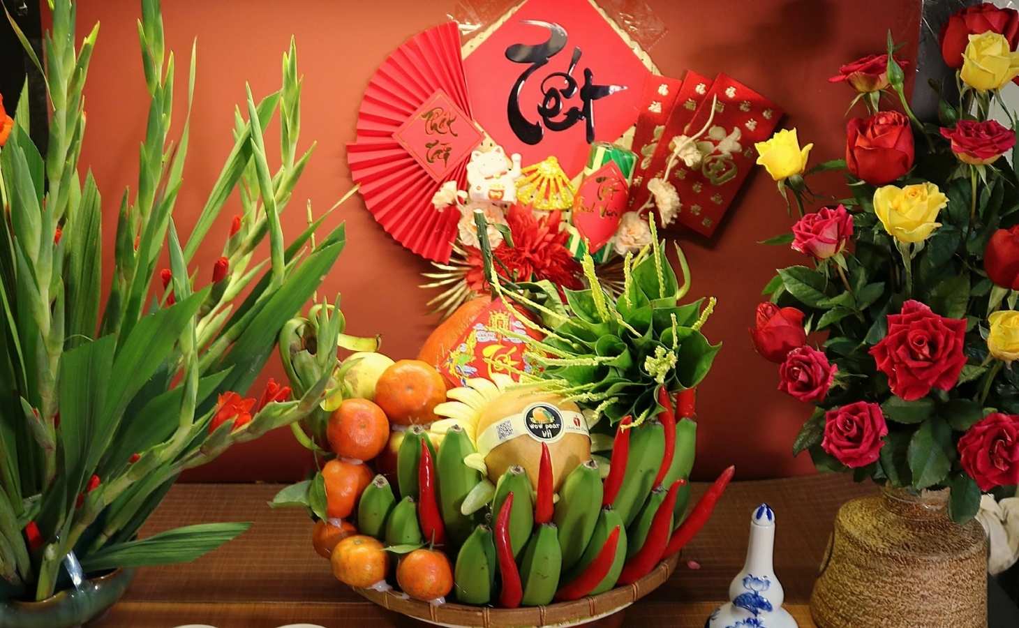 Mâm ngũ quả ngày Tết bày trên bàn thờ gia tiên thể hiện lòng biết ơn và ước nguyện năm mới an lành, đủ đầy, thịnh vượng Mâm ngũ quả ngày Tết bày trên bàn thờ gia tiên thể hiện lòng biết ơn và ước nguyện năm mới an lành, đủ đầy, thịnh vượng
