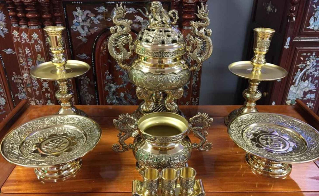 Mẹo hay làm sạch bóng lư hương đồng trên bàn thờ gia tiên đón Tết 2026