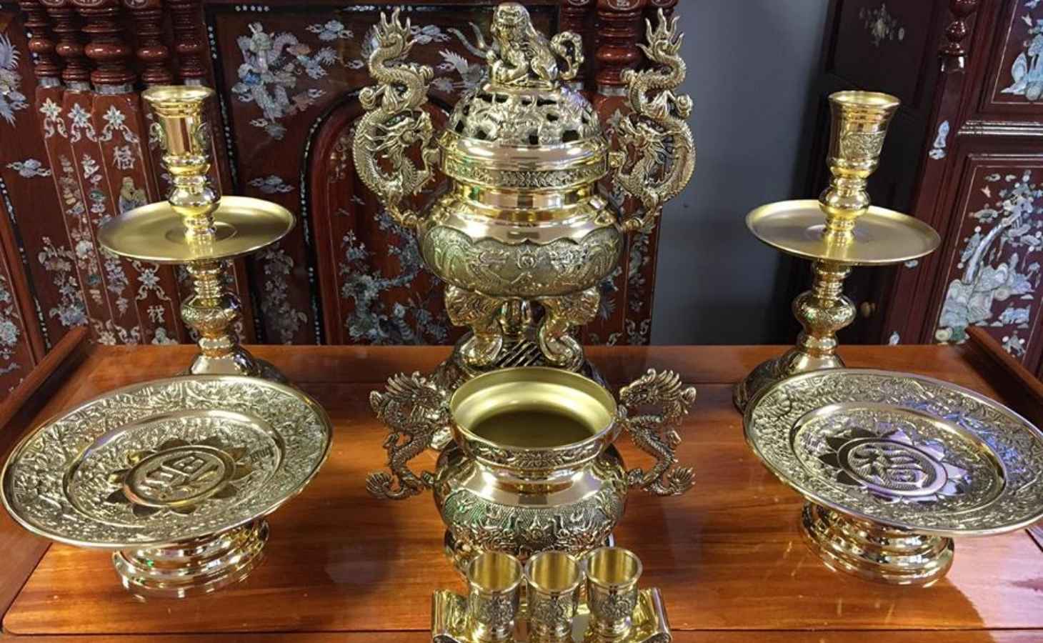 Bạn có thể làm sạch lư đồng bằng giấm pha loãng Bạn có thể làm sạch lư đồng bằng giấm pha loãng