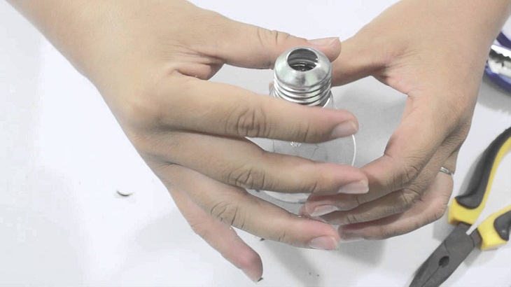 Làm sạch bóng đèn bằng thủy tinh bị hun khói đen Làm sạch bóng đèn bằng thủy tinh bị hun khói đen