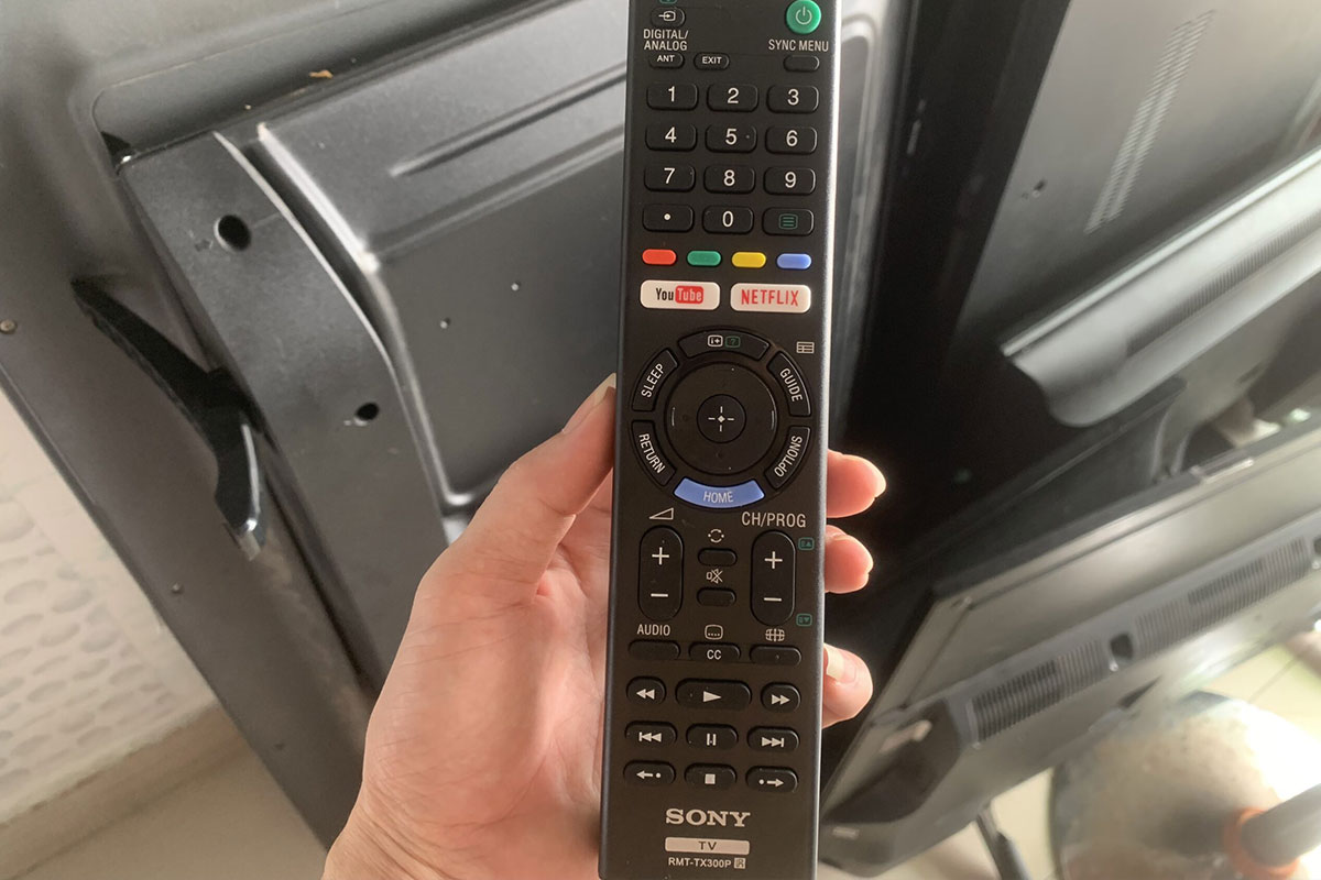 Khởi động lại tivi Sony giúp làm sạch dữ liệu tạm và giải phóng RAM